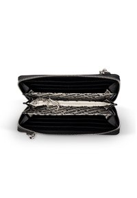 Portafoglio in pelle nera con zip argentata, multiple fessure per carte e una tasca centrale con zip che presenta un motivo stampato all'interno.