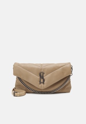 Pochette in pelle imbottita color beige con tracolla a catena d'argento e chiusura centrale con logo sovrapposto su sfondo bianco semplice.