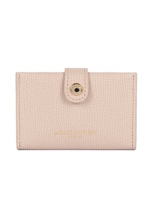 Portefeuille en cuir texturé rose clair avec une fermeture à bouton-pression et le logo doré "LANCASTER PARIS" sur le devant.