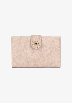Portefeuille en cuir texturé rose clair avec une fermeture à bouton-pression et le logo doré "LANCASTER PARIS" sur le devant.