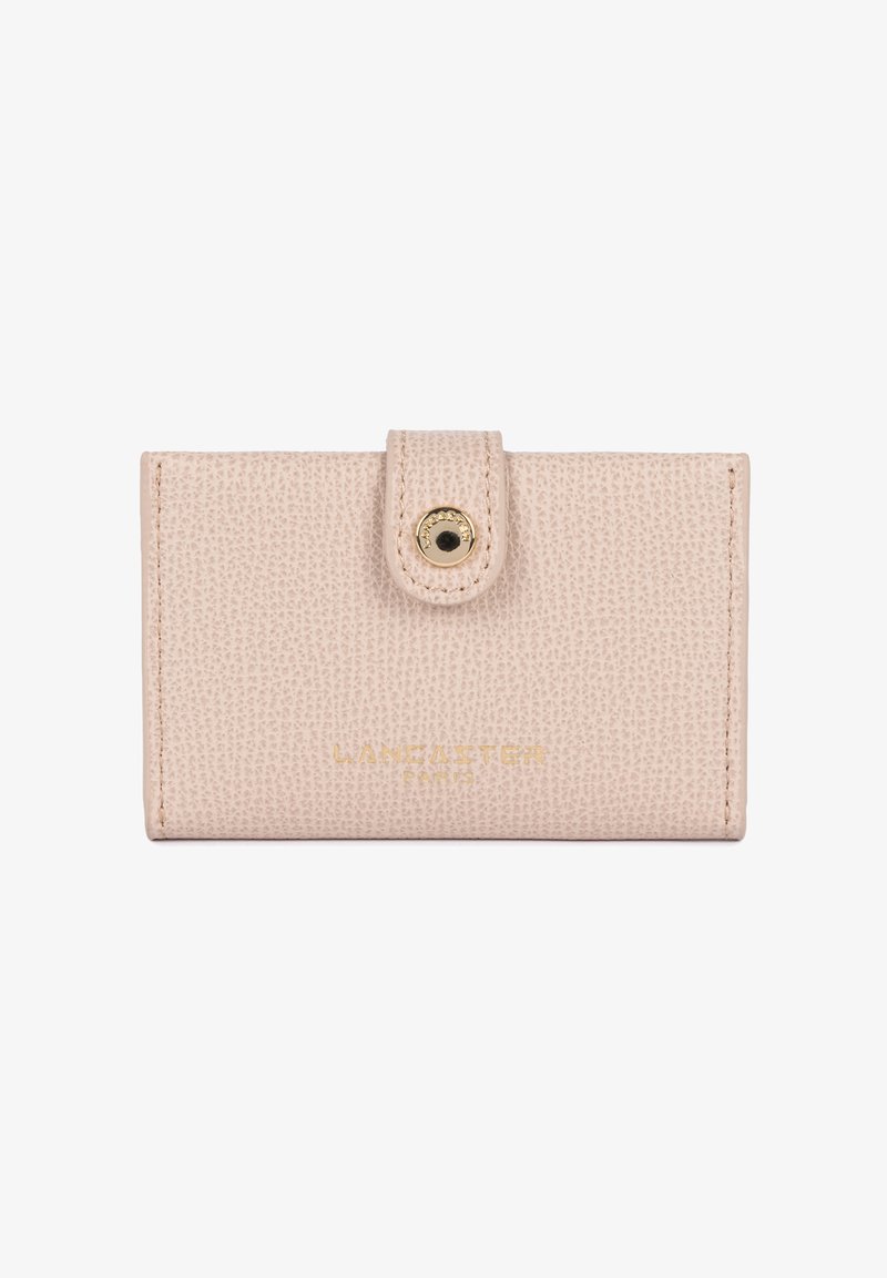 Portefeuille en cuir texturé rose clair avec une fermeture à bouton-pression et le logo doré "LANCASTER PARIS" sur le devant.