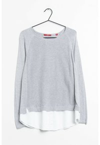 Grauer Strickpullover mit lockerer Passform, der einen weißen, geschichteten Saum und einen weiten Halsausschnitt aufweist. Die Ärmel sind lang und mit gerippten Bündchen versehen.