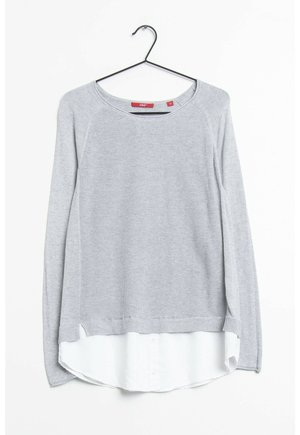 Grauer Strickpullover mit lockerer Passform, der einen weißen, geschichteten Saum und einen weiten Halsausschnitt aufweist. Die Ärmel sind lang und mit gerippten Bündchen versehen.