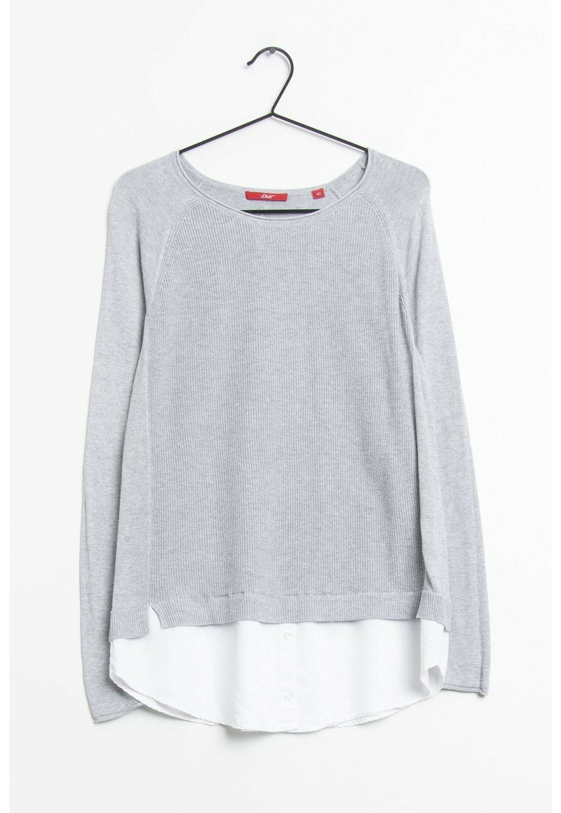 Grauer Strickpullover mit lockerer Passform, der einen weißen, geschichteten Saum und einen weiten Halsausschnitt aufweist. Die Ärmel sind lang und mit gerippten Bündchen versehen.