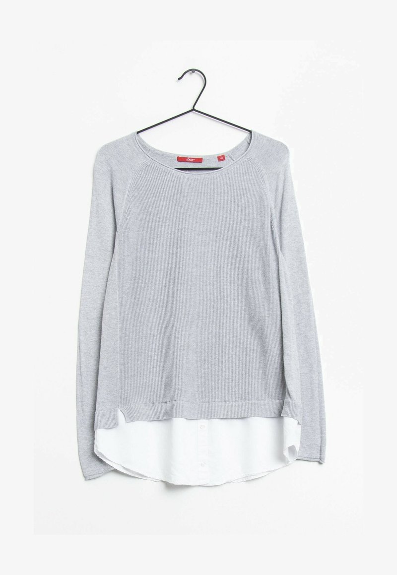 Grauer Strickpullover mit lockerer Passform, der einen weißen, geschichteten Saum und einen weiten Halsausschnitt aufweist. Die Ärmel sind lang und mit gerippten Bündchen versehen.