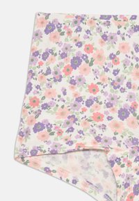 Blomstermønstret myk stoffshorts med rosa, lilla og grønne blomsterdesign på hvit bakgrunn; har en sydd kant.