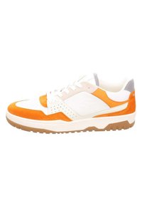 La chaussure est dotée d'une tige en cuir blanc avec des accents orange et gris, des détails perforés, une semelle en caoutchouc texturée et un design à bout rond.