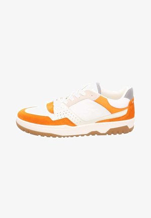 Obuv má bílé kožené svršky s oranžovými a šedými akcenty, perforované detaily, texturovanou gumičku a design s kulatou špičkou.
