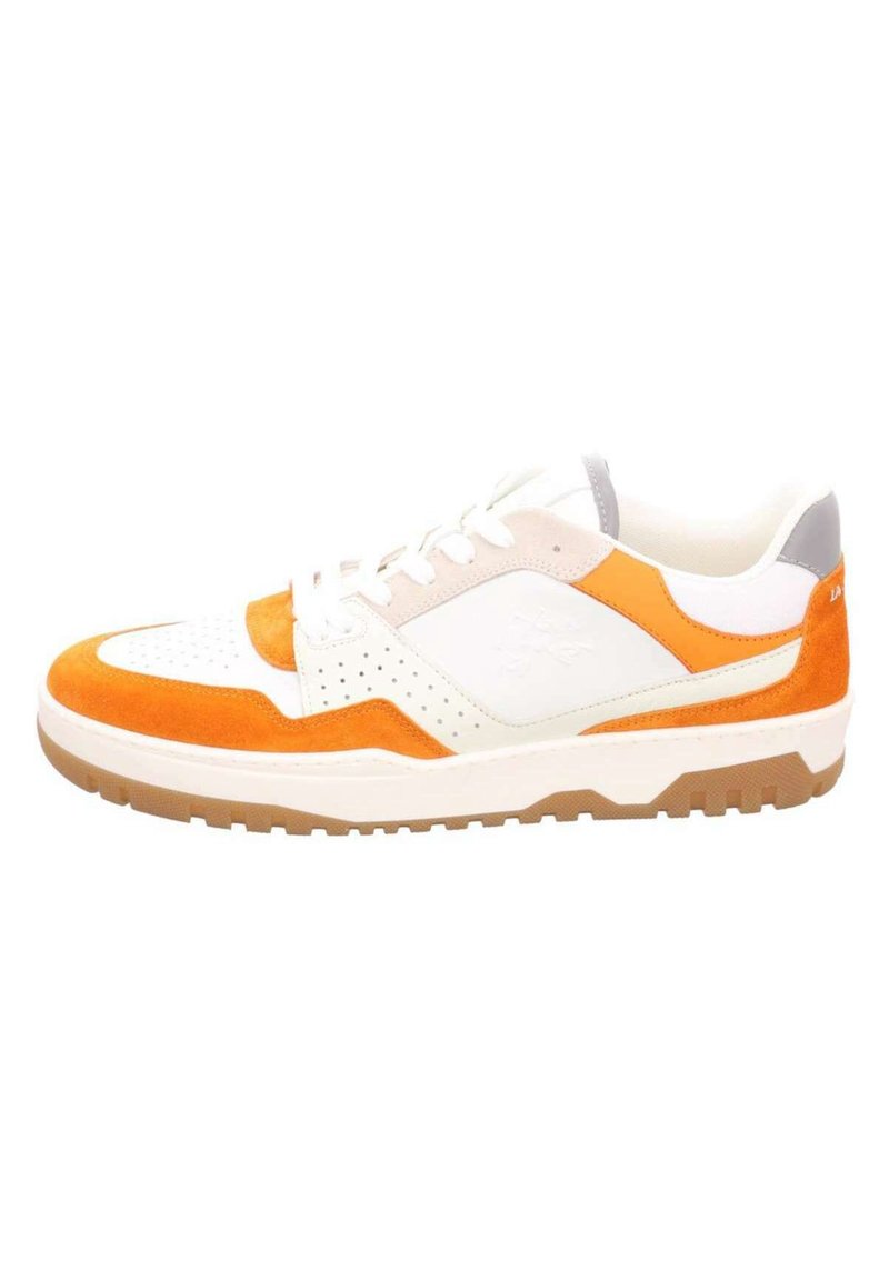 La chaussure est dotée d'une tige en cuir blanc avec des accents orange et gris, des détails perforés, une semelle en caoutchouc texturée et un design à bout rond.