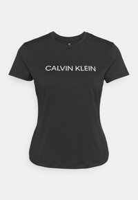 Camiseta negra de Manga Corta con el logo "CALVIN KLEIN" impreso en blanco en el pecho. Hecha de un tejido suave con un corte clásico.