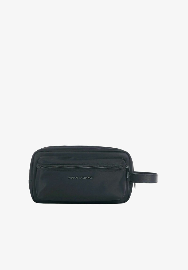Borsa da toeletta nera in nylon con una superficie liscia. Presenta un compartimento con zip e una maniglia laterale. Logo visibile sul fronte.