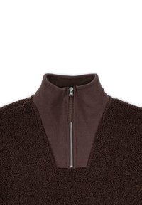 Ruskea fleece-pusero, jossa on teksturoitu ulkopinta, korkea kaulus ja puolivetoketju. Kauluksessa on ribbitetty kangas ja syvä V-muotoilu.
