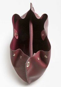 Burgundowa skórzana torba o teksturowej powierzchni, ze scallopowym brzegiem i złotymi akcentami. Posiada dwie przegrody, jedna z zamkiem.