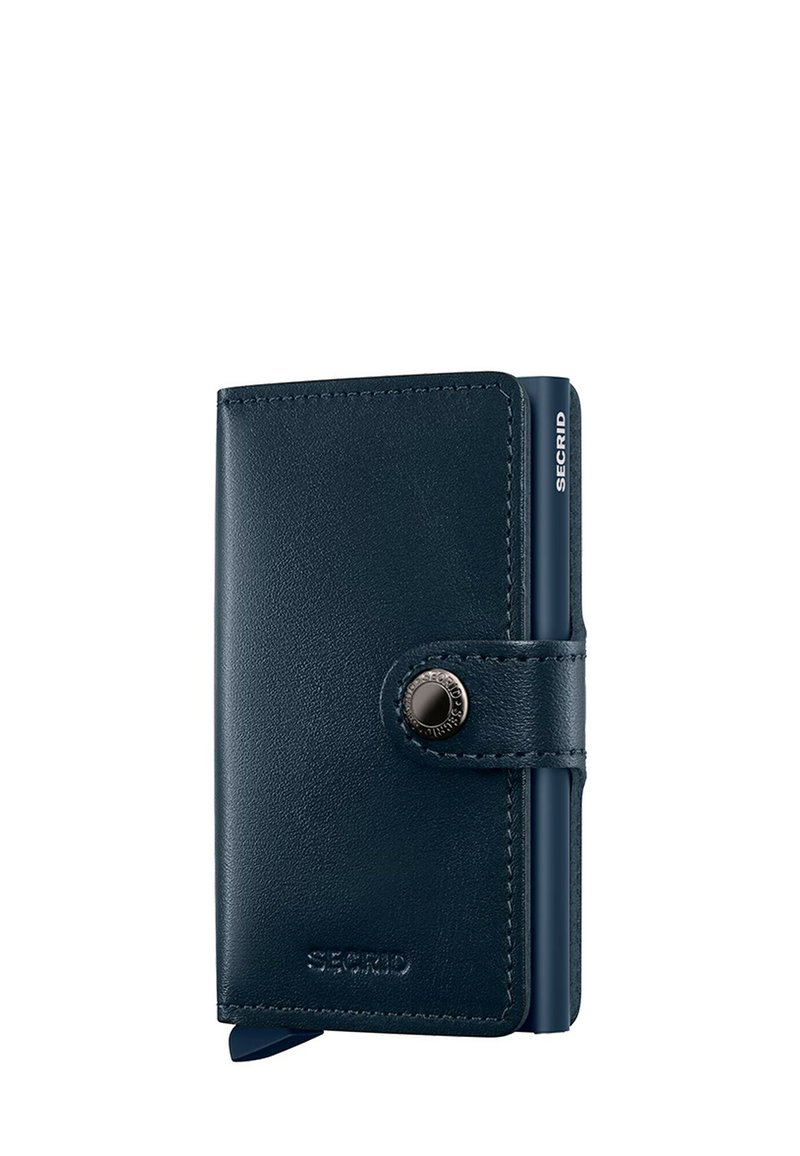 Portafoglio in pelle blu navy con texture liscia, chiusura a scatto e design minimalista; presenta un piccolo logo in rilievo. Dimensioni compatte.