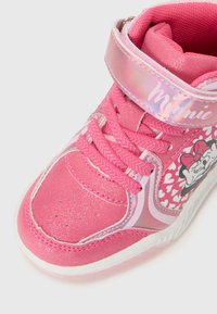 Roosa kõrge varrega sneaker, millel on sädelevad aktsendid, lukk ja Velcro sulgur, millel on Minnie Mouse disain ja südame mustrid küljel.