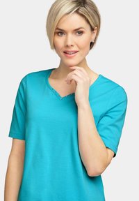 GOLDNER MIT CHARMANTEM AUSSCHNITT - T-Shirt print - turquoise