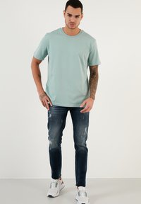 Buratti REGULAR FIT - Paprasti marškinėliai - mint
