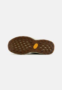Semelle de chaussure en caoutchouc avec un motif de bande de roulement marron translucide et un logo Vibram jaune au centre.