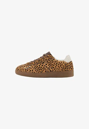 Sneakers met een gespikkelde tan suède bovenkant, donkerbruine veters en een beige hakaccent, met een gestructureerde rubberen zool.