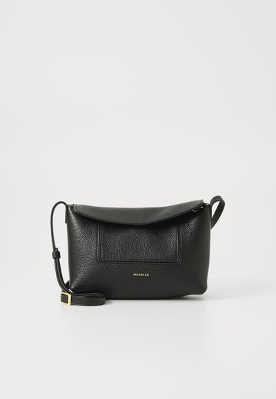 Sac bandoulière en cuir noir avec une finition texturée, un rabat en haut et une poche avant. Doté d'un logo de marque doré et d'une sangle ajustable.