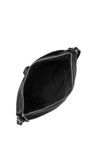 Borsa in pelle nera con finitura testurizzata, zip in argento e interno in tessuto. L'apertura superiore rivela ampio spazio di archiviazione.