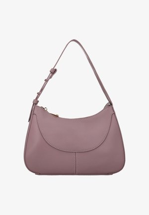 Roze leren handtas met een halfcirkelvorm, gebogen klep, verstelbare band en goudkleurige accenten. Gladde textuur en strakke lijnen.