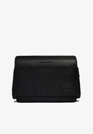 Schwarze Umhängetasche aus strukturiertem Nylon, mit einer glatten Klappe, mehreren Taschen und einem dezenten Logodetail auf der Vorderseite.