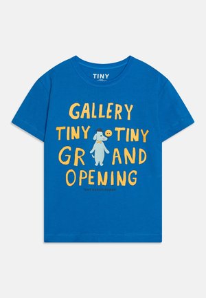 T-shirt bleu pour enfants avec un texte jaune "Gallery Tiny Tiny Grand Opening" et un chien dessin animé portant un chapeau et un nœud papillon au centre.