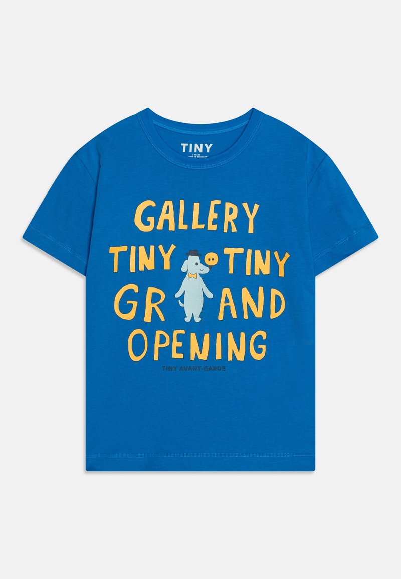 T-shirt bleu pour enfants avec un texte jaune "Gallery Tiny Tiny Grand Opening" et un chien dessin animé portant un chapeau et un nœud papillon au centre.