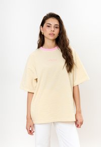 MIRONS T-shirt print - yellow