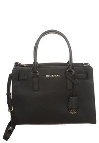 Sac à main synthétique noir avec double anses, bandoulière amovible, quincaillerie dorée, détails de logo et un design rectangulaire structuré.