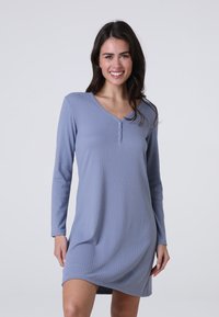 Vestito blu chiaro a coste con maniche lunghe, scollatura a V e patta con tre bottoni, caratterizzato da un orlo dritto e un tessuto leggero.