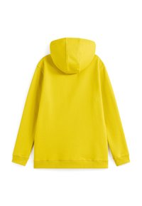 Felpa gialla con cappuccio, realizzata in tessuto morbido. Presenta maniche lunghe e una vestibilità comoda. Nessun logo o motivo visibile.