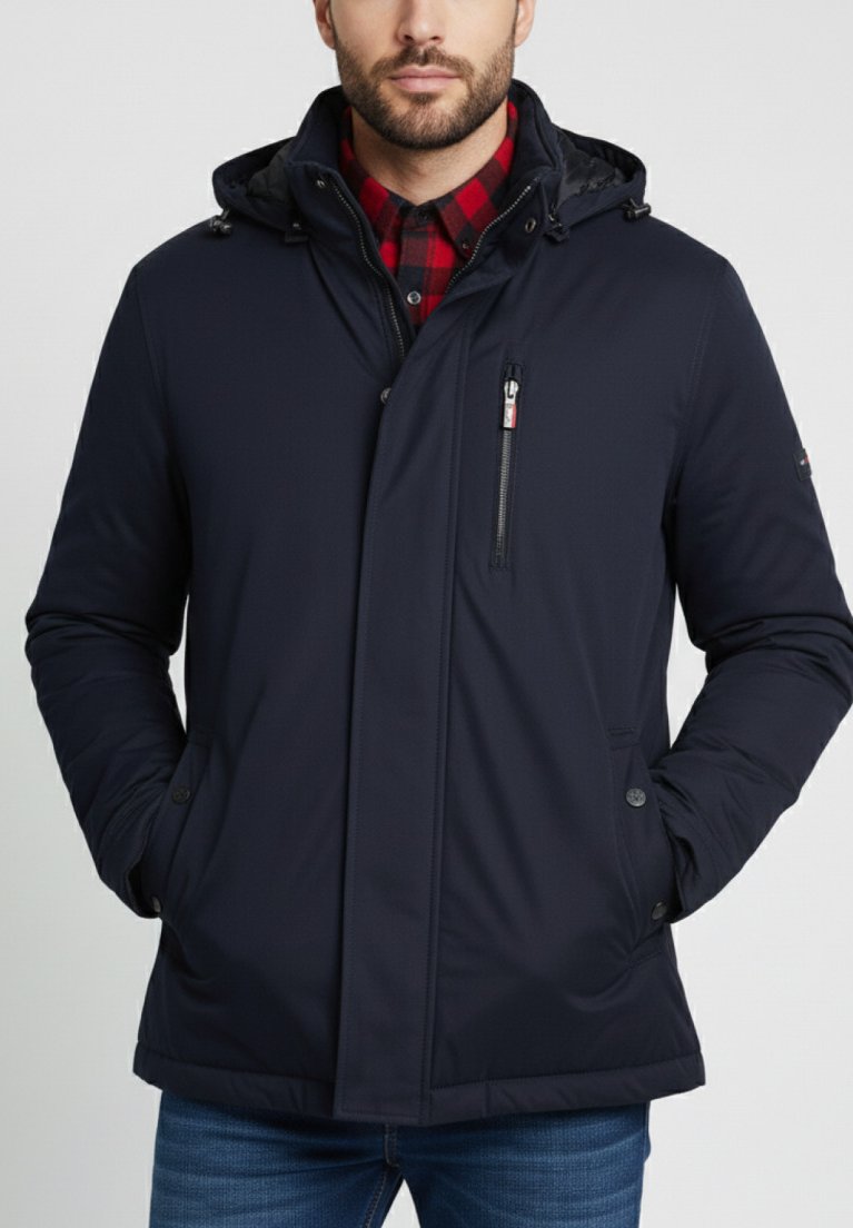 Chaqueta acolchada azul marino con bolsillo en el pecho con cremallera, capucha y bolsillos laterales con botón. Presenta un exterior suave y un diseño aislante.