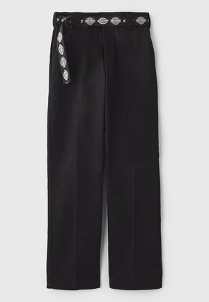 Zwarte wijde pijpen broek van katoen, met een zwart-wit gestreepte riem. Gladde textuur met een rechte snit en geen zichtbare versieringen.