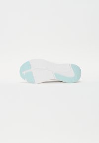 Semelle de sneaker blanche avec un motif texturé et un accent bleu clair sur le talon. Le design présente une forme incurvée pour une flexibilité améliorée.