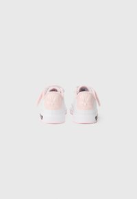 Růžové a bílé tenisky s výraznými králičími ušima na patě, hladkým gumovým materiálem a texturovaným designem jazyka, s detailem usmívající se tváře.