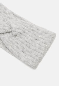 Faixa de cabelo tricotada cinza com um padrão texturizado, adornada com pequenas pérolas brancas e um design torcido no centro.