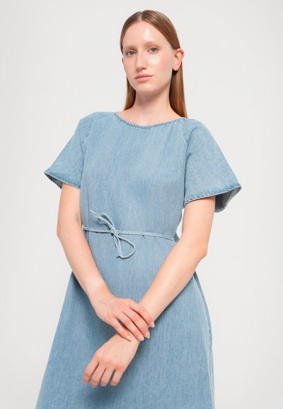 Ανοιχτό μπλε τζιν φόρεμα με κοντά μανίκια, στρογγυλή λαιμόκοψη και λεπτομέρεια ζώνης στη μέση; διαθέτει μαλακή υφή και χαλαρή γραμμή.