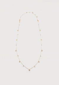 Λεπτό χρυσό κολιέ αλυσίδα με μικρές πέρλες και στρογγυλά κρυστάλλινα διακοσμητικά, τοποθετημένα ομοιόμορφα κατά μήκος του, σε λευκό φόντο.