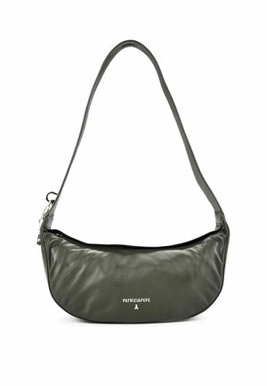 Borsa a tracolla in pelle nera dalla forma curva, con una singola tracolla, chiusura con cerniera e logo Patrizia Pepe bianco al centro sul davanti.