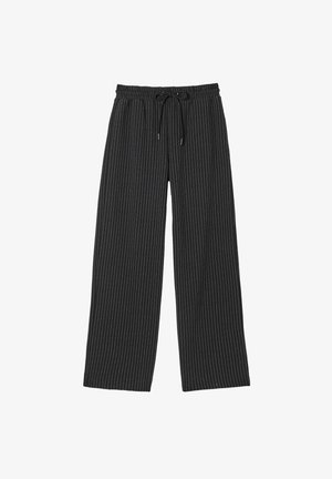 Sorte bukser med vide ben og hvide lodrette striber, med elastik i taljen og snøre. Glat stoftekstur, løs pasform.