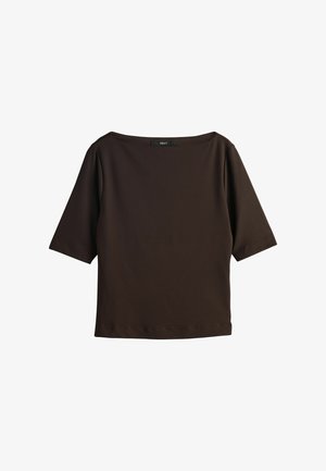 Braunes kurzärmliges Oberteil mit weitem Bootsausschnitt, aus weichem Stoff mit glatter Textur, mit geradem Schnitt und dezenten Nähten.