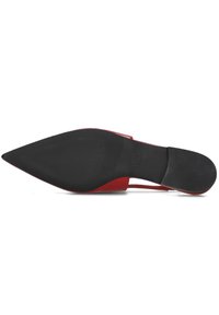 Rode puntige slingback schoen met een gladde gepatenteerde leren bovenzijde en een zwarte rubberen zool met een getextureerd grippatroon.