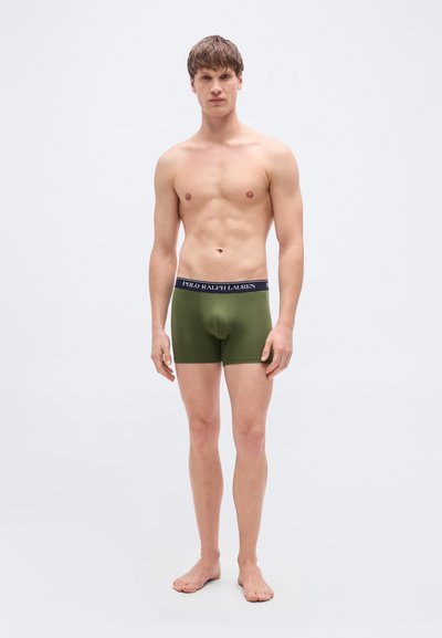 Boxer briefs vert olive avec une ceinture bleu foncé arborant le logo "POLO RALPH LAUREN". Tissu lisse, coupe ajustée, longueur au-dessus du genou.
