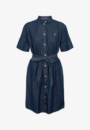 Džínové šaty-košeľa, tmavomodré, s krátkymi rukávmi, zapínanie na gombíky vpredu, pás so sponou a malý vyšívaný detail na hrudi.
