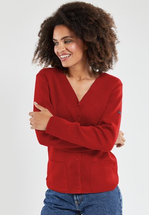 Gilet rouge en maille douce, avec un col en V, des manches longues, des boutons à l'avant et deux poches plaquées. Le tissu texturé ajoute de la chaleur.