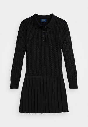Crna pletena haljina s polo ovratnikom, s teksturiranim uzorkom pletenice, dugmadi sprijeda i naboranom suknjom. Dugi rukavi, ležerni dizajn.