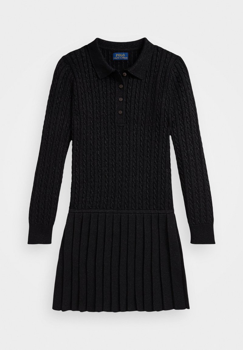 Vestido preto de malha com colarinho tipo polo, apresentando um padrão de cabos texturizados, frente abotoada e saia plissada. Mangas longas, design casual.