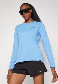 Patagonia DAILY GRAPHIC WATERS - Μπλούζα με μακριά μανίκια - abundant blue